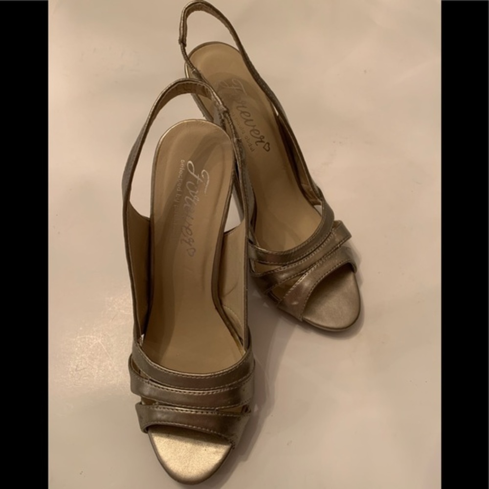 Forever Shoes Silver NWOT Size 7